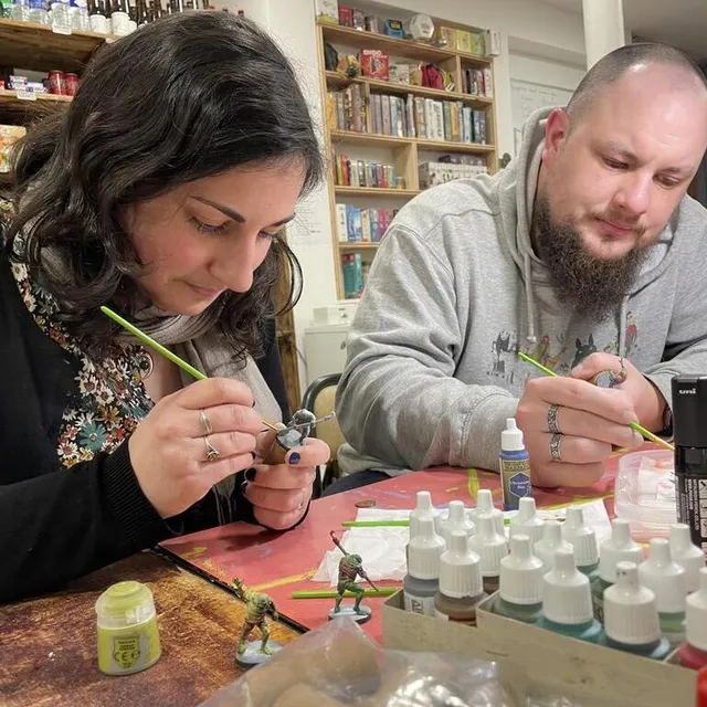 photo michèle et florentin sont venus peindre des figurines d’un jeu qu’ils utiliseront ensuite.  ©  ouest-france