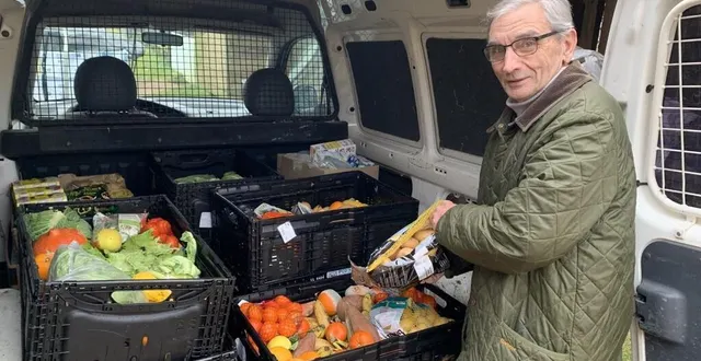 photo  deux fois par semaine, joël mahé récolte les invendus du carrefour de la flèche.  &copy;  ouest-france 