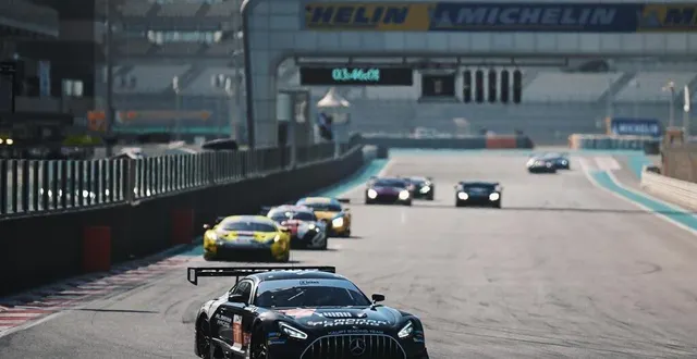 photo  haupt racing team, sur la mercedes amg gt3, a fait le doublé ce week-end à abu dhabi en catégorie gt.  &copy;  gary parravani 