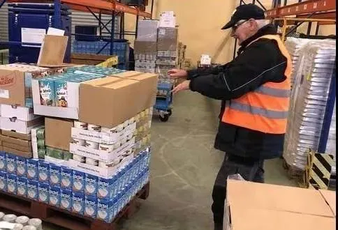 photo  un bénévole de la banque alimentaire de l’orne, à alençon, devant un transpalette.  &copy;  archives ouest-france 