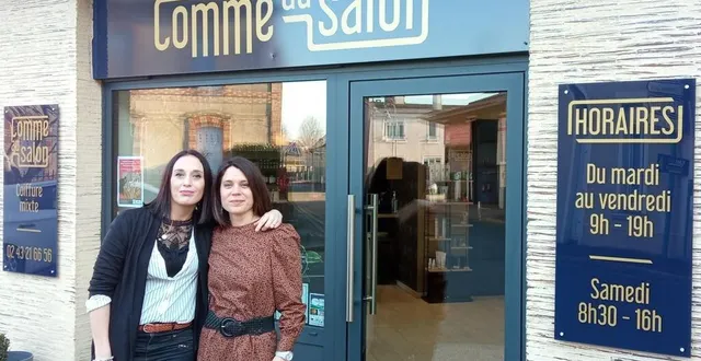photo  charlotte lecharpentier-beynel et émilie bourdin devant le salon de coiffure.  &copy;  le maine libre 