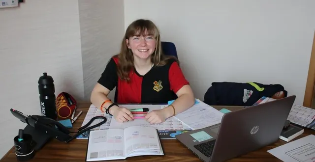 photo  au point numérique france services, mélisande choisnet, service civique à la fresnaye-sur-chédouet, commune déléguée de villeneuve-en-perseigne.  &copy;  ouest-france 