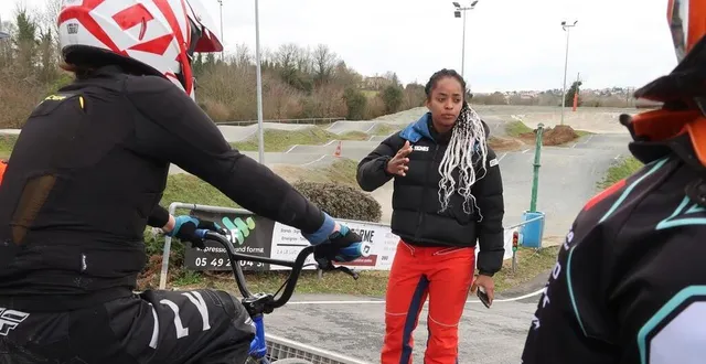 photo  manon valentino a animé une journée de stage, qui a regroupé une vingtaine de pilotes sur la piste du moindreau.  &copy;  co – jérôme jarnoux 
