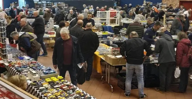 photo  la bourse d’échange de véhicules miniatures attire les collectionneurs et les curieux, comme ici lors de l’édition 2019.  &copy;  archives ouest-france 