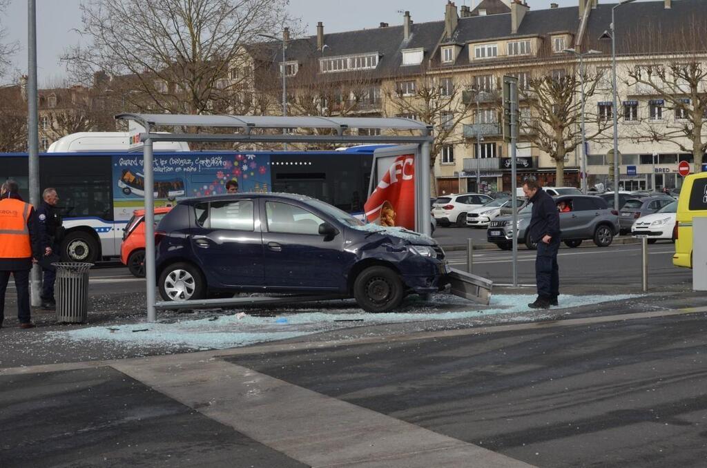 percut-par-une-voiture-un-bless-sous-l-abri-de-bus-place-courtonne