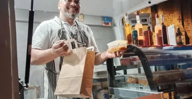 photo  christophe gilcourt dans son camion-restaurant.  &copy;  le longami 