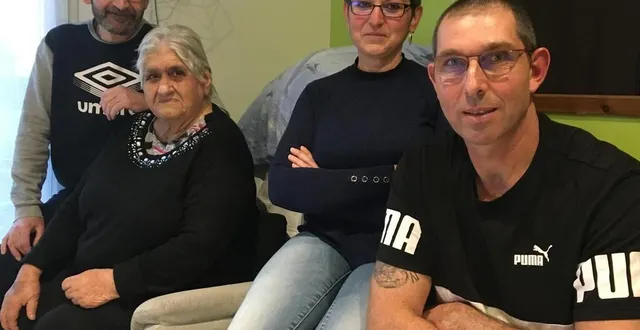 photo  la famille (de gauche à droite : julien le frère, julienne la maman, sabrina la sœur et christophe le mari de sabrina) a tissé des liens encore plus forts après l’infarctus de julien.  &copy;  le maine libre 