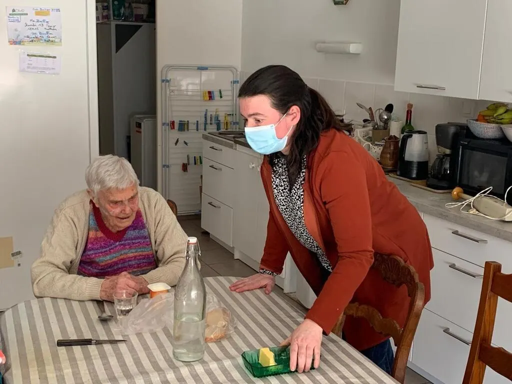 Aide à domicile le métier le plus en tension de Bretagne : comment