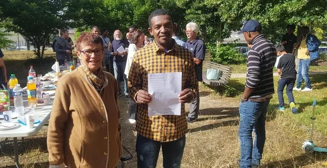 photo  la présidente d’alpha sablé, annick davy, et andoulanzize mdoihoma, comorien, lors de la remise des diplômes de français, en juillet 2022, dans le quartier de la rocade.  &copy;  archives ouest-france 