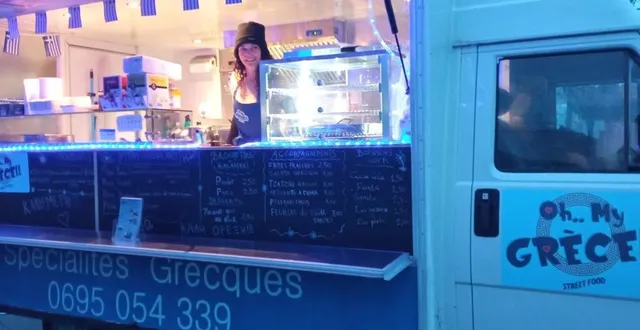 photo  angeliki et son food truck aux couleurs de la grèce  &copy;  le maine libre 
