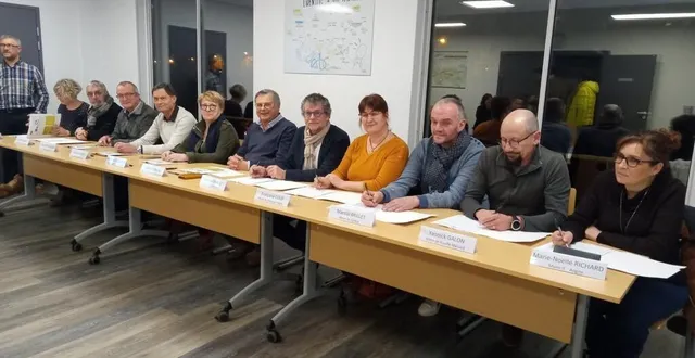 photo  mardi 7 février, sous l’œil de christophe guineheux, vice-président en charge de la transition énergétique (à gauche), les maires des dix communes et gilles grimaud, président d’anjou bleu communauté, ont signé la charte pour un développement partagé des énergies renouvelables.  &copy;  ouest-france 