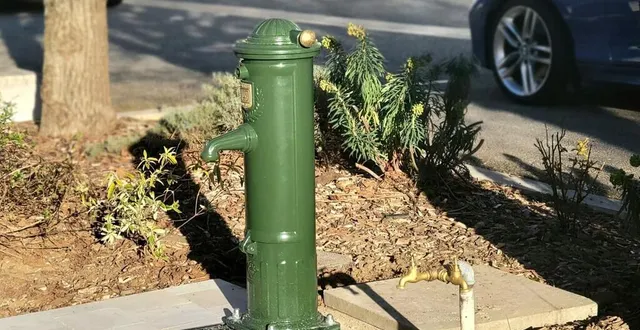 photo  une fontaine rétro, mais finalement toute neuve, installée place des teilleuls.  &copy;  ouest-france 