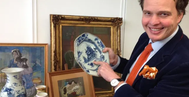 photo  aymeric rouillac commissaire-priseur pose avec quelques pièces retenues pour de futures enchères.  &copy;  le maine libre 