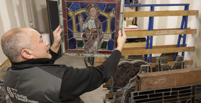 photo  emmanuel putanier, patron de vitrail france, tenant un panneau d’un des vitraux xixe siècle, de la chapelle axiale. il en apprécie la qualité et la finesse du décor.  &copy;  ouest-france 