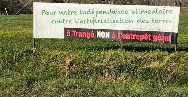 photo  le regroupement de riverains opposés au projet d’entrepôt de trangé (sarthe) a installé une banderole route de laval.  &copy;  non à l’entrepôt trangé 