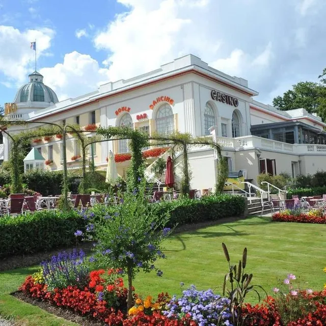 photo le casino de bagnoles-de-l’orne, station thermale et haut lieu touristique de la normandie.  ©  marc ollivier / archives ouest-france