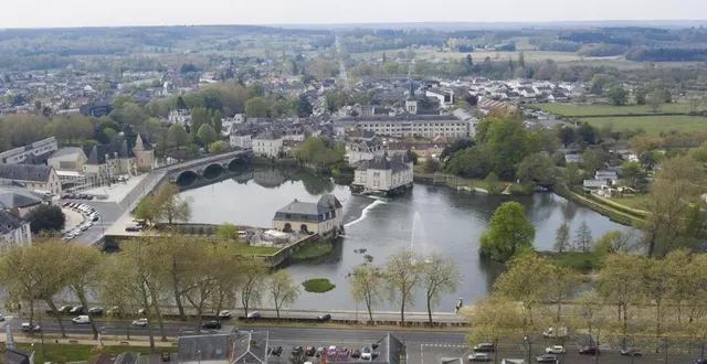 photo  la flèche, dans la sarthe, possède un riche patrimoine. à gauche, le pont et le château des carmes font le lien entre les deux rives du loir. en bas à droite, le site historique de port-luneau.  &copy;  thomas brégardis / ouest-france 
