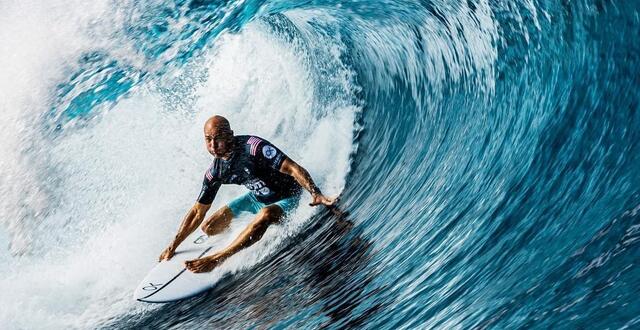 photo  kelly slater sur la vague de teahupo’o, à tahiti, où auront lieu les jeux olympiques 2024 de surf. 