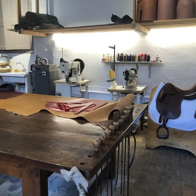 photo l’atelier de sellerie du haras national du pin.  ©  ouest-france
