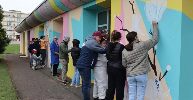 photo  une trentaine de jeunes et une dizaine d’adultes sont venus participer à ce projet de fresque à argentan (orne).  &copy;  ouest-france 