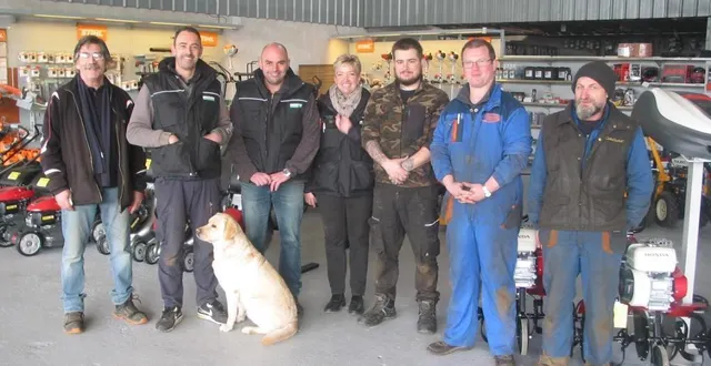 photo  de gauche à droite : yannick guillard (cédant), cyril ribourg, frédéric et karine géru (co-gérants), avec les personnels qui resteront au magasin et à l’atelier.  &copy;  ouest-france 
