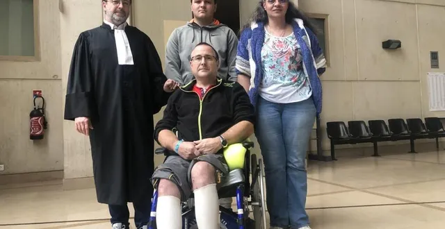 photo  la victime entourée de sa famille et de son avocat me alexandre motame  &copy;  photo le maine libre 