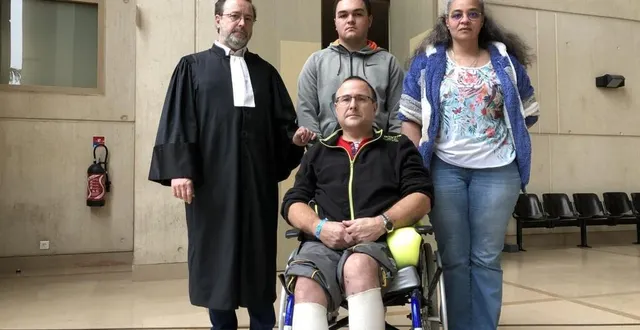 photo  l’automobiliste, victime d’un accident de la route à lombron en novembre 2022, entouré de sa famille et de son avocat, me alexandre motame.  &copy;  ouest-france 