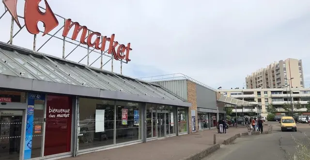photo  le futur centre commercial s’articulera autour du supermarché carrefour market des sablons, au mans (sarthe).  &copy;  archives ouest-france 