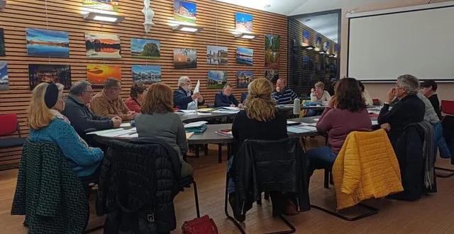 photo  cartes en mains, andré trottet, maire, ( à gauche), a présenté au conseil les zones possibles pour le développement éolien dans la collectivité. villeneuve-en-perseigne.  &copy;  ouest-france 