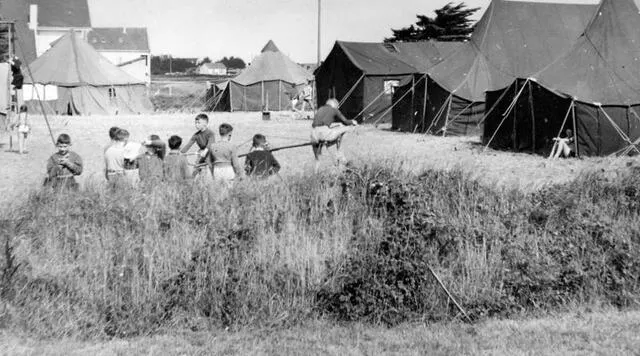 photo les grandes tentes érigées sur la propriété ker madeleine, ici en 1956, pour les jeunes colons du haut-anjou.  ©  collection privée