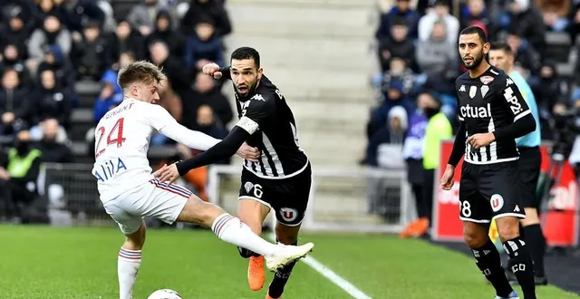 photo  ça ne passe toujours pas pour nabil bentaleb et le sco. qui a perdu. encore. comme toujours…  &copy;  marc roger 