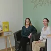 photo  marion frère (à gauche) et léa barberini, son apprentie dans un salon au décor rafraîchissant. 