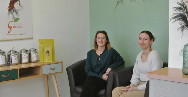 photo  marion frère (à gauche) et léa barberini, son apprentie dans un salon au décor rafraîchissant.  &copy;  ouest-france 