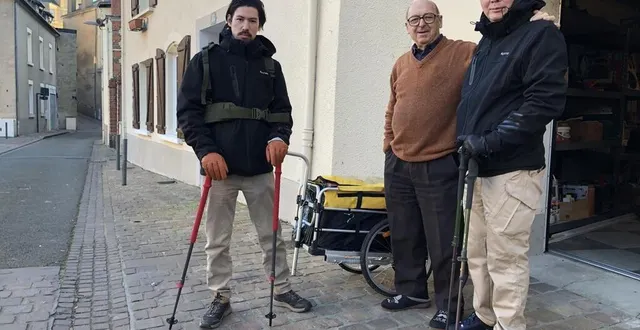 photo  gaël-benjamin tran-huu et son père pascal tran-huu, encouragé par yves thimon, à sablé-sur-sarthe, avant leur départ, dimanche 26 février 2023.  &copy;  ouest-france 