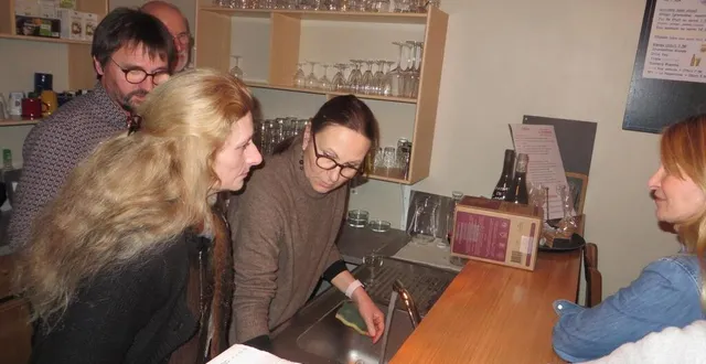 photo  les bénévoles se relaient pour assurer le service au café associatif.  &copy;  ouest-france 