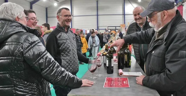 photo  exposants et visiteurs avaient plutôt le sourire, dimanche 26 février 2023, dans les allées de la foire aux vins d’avoise, à la salle polyvalente de noyen-sur-sarthe.  &copy;  ouest-france 