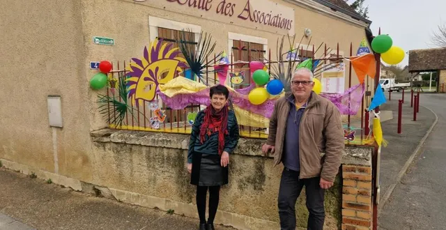 photo  avec l’aide de caroline et sylvie, josette et xavier ont décoré la grille de la salle des associations à l’occasion de carnaval. ces bénévoles lombronnais ont utilisé des matériaux de récupération ainsi que des masques colorés par douze enfants de 3 à 9 ans, en activité périscolaire. pâques sera le thème de la prochaine décoration.  &copy;  ouest-france 