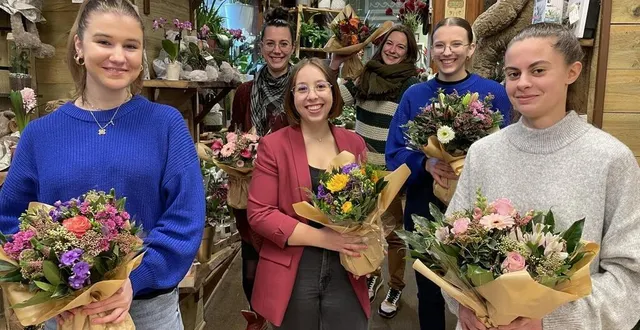 photo  de gauche à droite : enola pelluet, en 2e année de cap, océane chevallier, cogérante de la boutique au petit jardinier à alençon, célia trottet, salariée, audrey hélary, cogérante, océane derenne et camille bertrand, en 1re année de bp.  &copy;  ouest-france 