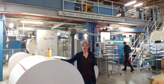 photo  virginie hamm boulard, directrice de l’usine brodard et taupin à la flèche, devant la rotative kba, qui imprime 100 000 livres de poche chaque jour.  &copy;  le maine libre 