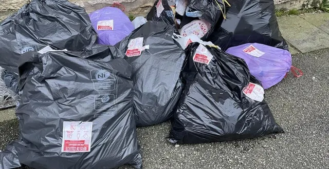 photo  depuis plusieurs semaines, les sacs d’ordures ménagères contenant des objets pouvant être triés ne sont plus ramassés.  &copy;  ouest-france 