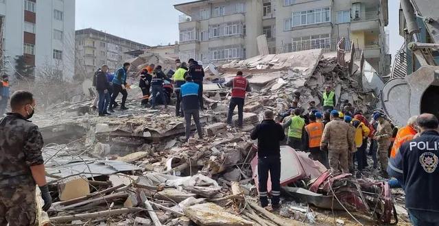 photo  les sauveteurs mènent des opérations de recherche après la réplique du séisme survenu ce lundi 27 février 2023 dans la province de malatya, dans le sud-est de la turquie.  &copy;  afp 