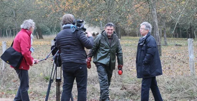photo  perche communication interviewe, dans son verger, jean-françois leroux, producteur de cidre au domaine du ruisseau, à cour-maugis-sur-huisne?.  &copy;  perche communication 