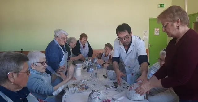 photo  diplômé en gérontologie, laurent pivron propose une nouvelle activité de papier mâché aux membres de l’association abord’âge.  &copy;  ouest-france 