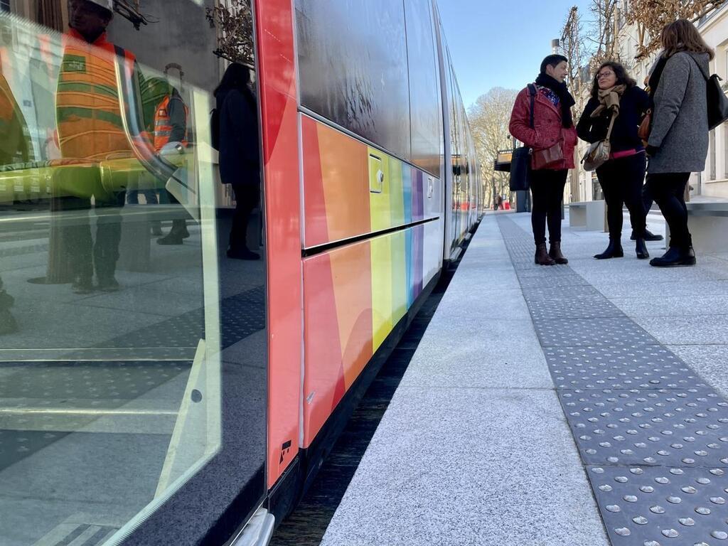 EN IMAGES Le nouveau tramway dAngers a réussi son premier examen sur le Pont des Arts et