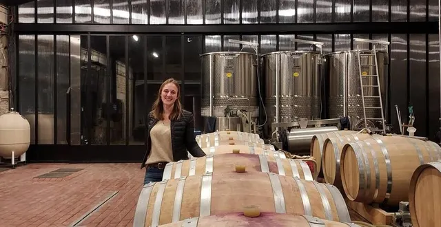 photo  anne-laure demaris, la nouvelle régisseuse du domaine de haute-perche pose dans le chai du domaine en cours de travaux. elle a découvert le monde du vin lors d’un stage en australie.  &copy;  ouest-france 