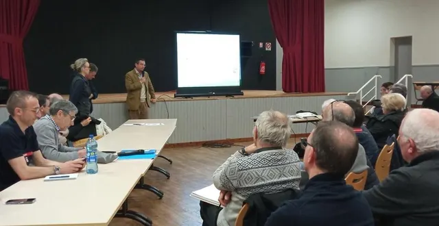 photo  les propriétaires face aux intervenants réunis à la salle des fêtes. objectif : opération groupée.  &copy;  le maine libre 
