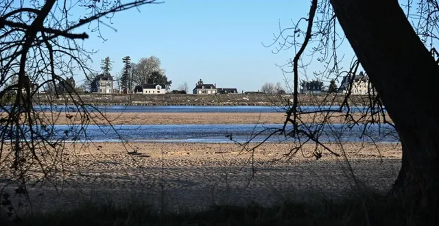 photo  saint-rémy-la-varenne, le 26 février 2023. la loire est particulierement basse en cette periode hivernale. ici au niveau du village de saint-mathurin-sur-loire.  &copy;  co - josselin clair 