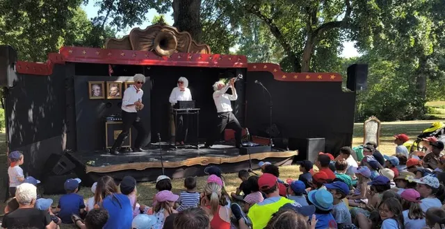 photo  avec la guinguette éphémère la couzette, l’été s’annonce joyeux dans le parc du prieuré.  &copy;  ouest-france 