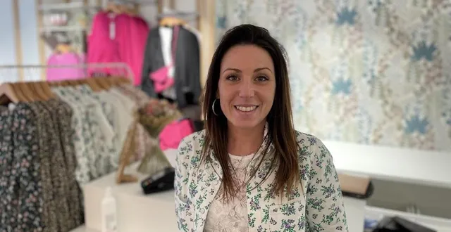 photo  justine blais vient d’ouvrir sa boutique de prêt-à-porter féminin indépendant soha’ya rue du 6-juin à flers, dans l’orne.  &copy;  ouest-france 