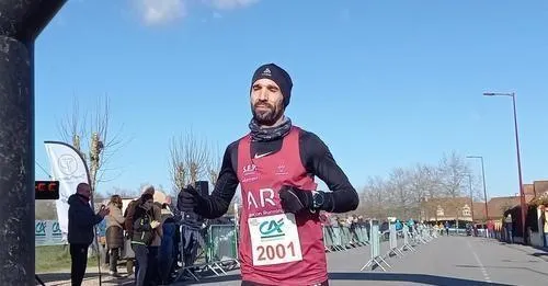 photo  mohamed ajdi vainqueur des 12 km de cerisé dimanche matin.  &copy;  ouest-france 